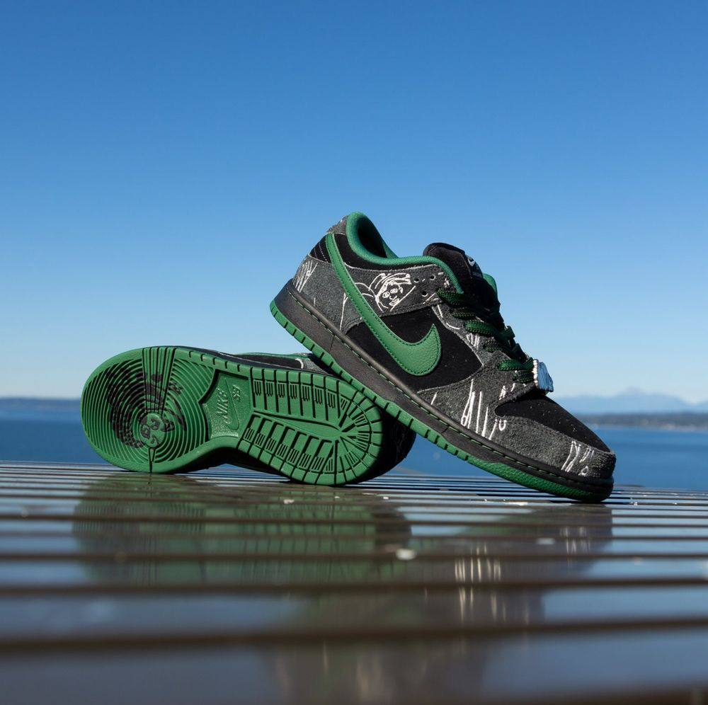 NIKE SB DUNK THERE SKATEBOARD