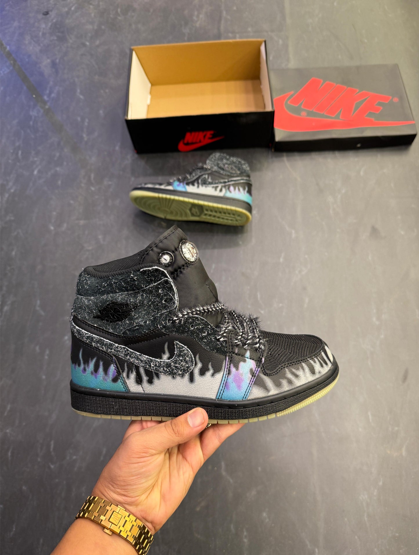 AIR JORDANS 1 MID HALLOWEEN BLACK CAT