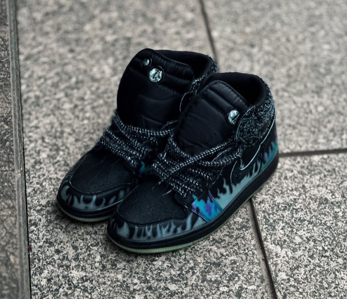 AIR JORDANS 1 MID HALLOWEEN BLACK CAT
