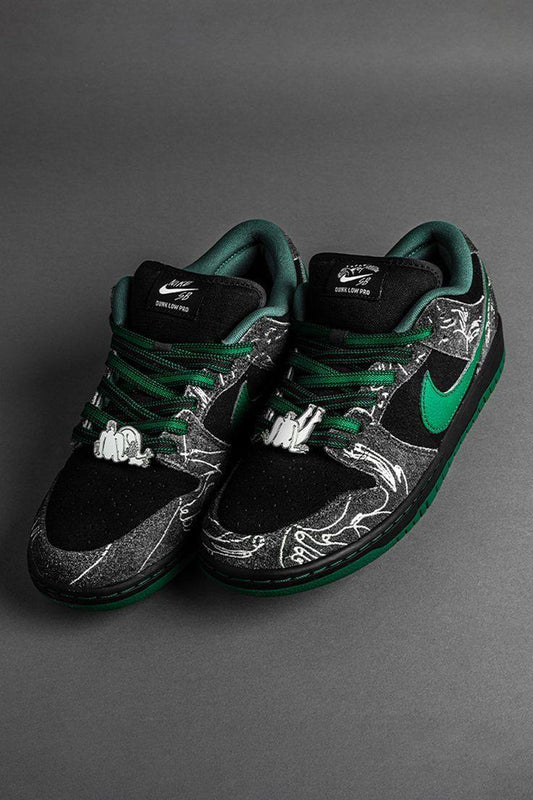 NIKE SB DUNK THERE SKATEBOARD