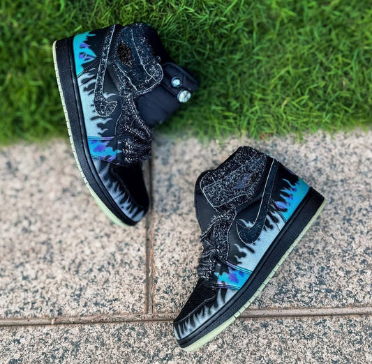 AIR JORDANS 1 MID HALLOWEEN BLACK CAT